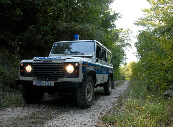 policijski auto, terenac u &scaron;umi