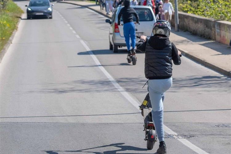 romobili na cesti, djeca na romobilu