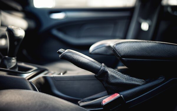 ručna kočnica, auto unutra&scaron;njost