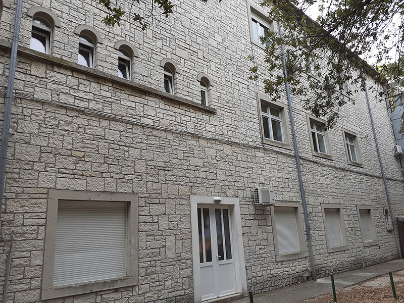 Buje, srednja &scaron;kola bočno