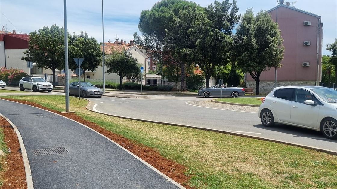 Poreč kružni tok, auti, pje&scaron;ačka staza, cesta, zgrade, gužva na cesti