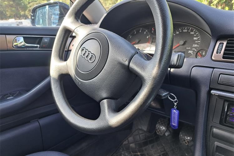 ključ u bravi automobila, Audi, volan, vožnja