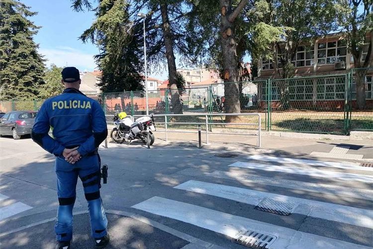 policajac na pje&scaron;ačkom prijelazu
