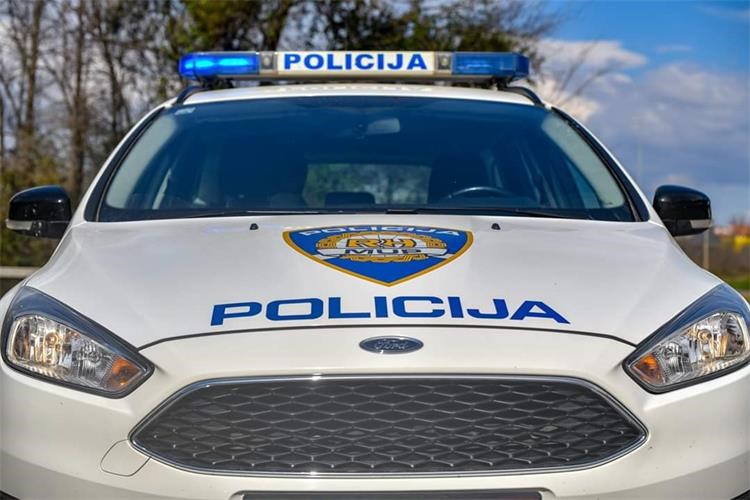 policija auto, natpis