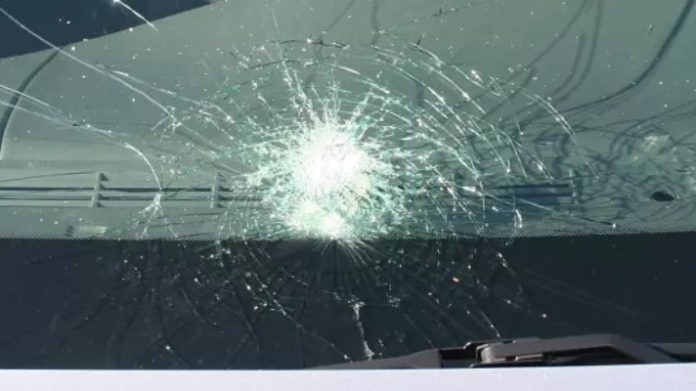 razbijeno vjetrobransko staklo, prometna nesreća, o&scaron;tećen automobil