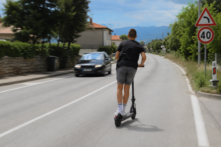 romobil na cesti, dijete bez kacige