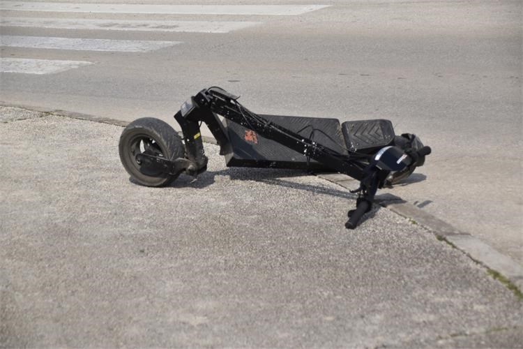romobil na kolniku
