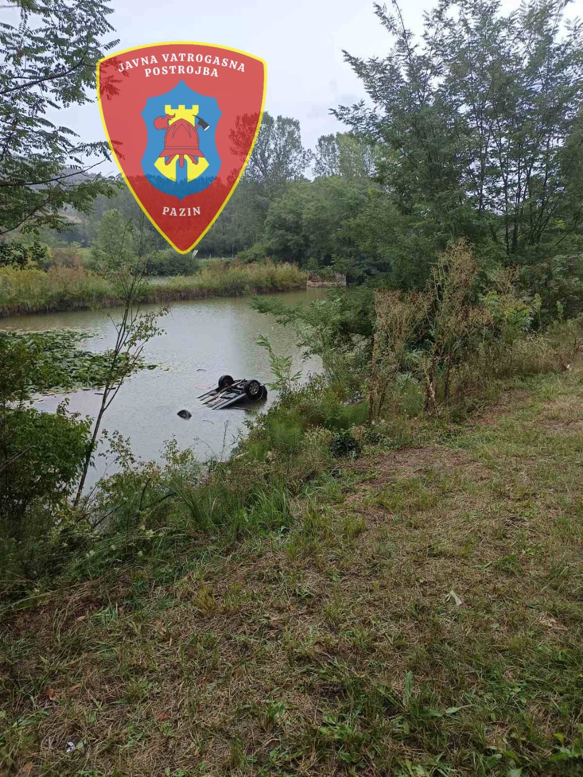 Pazin izlijetanje i prevrtanje vozila s ceste u lokvu1