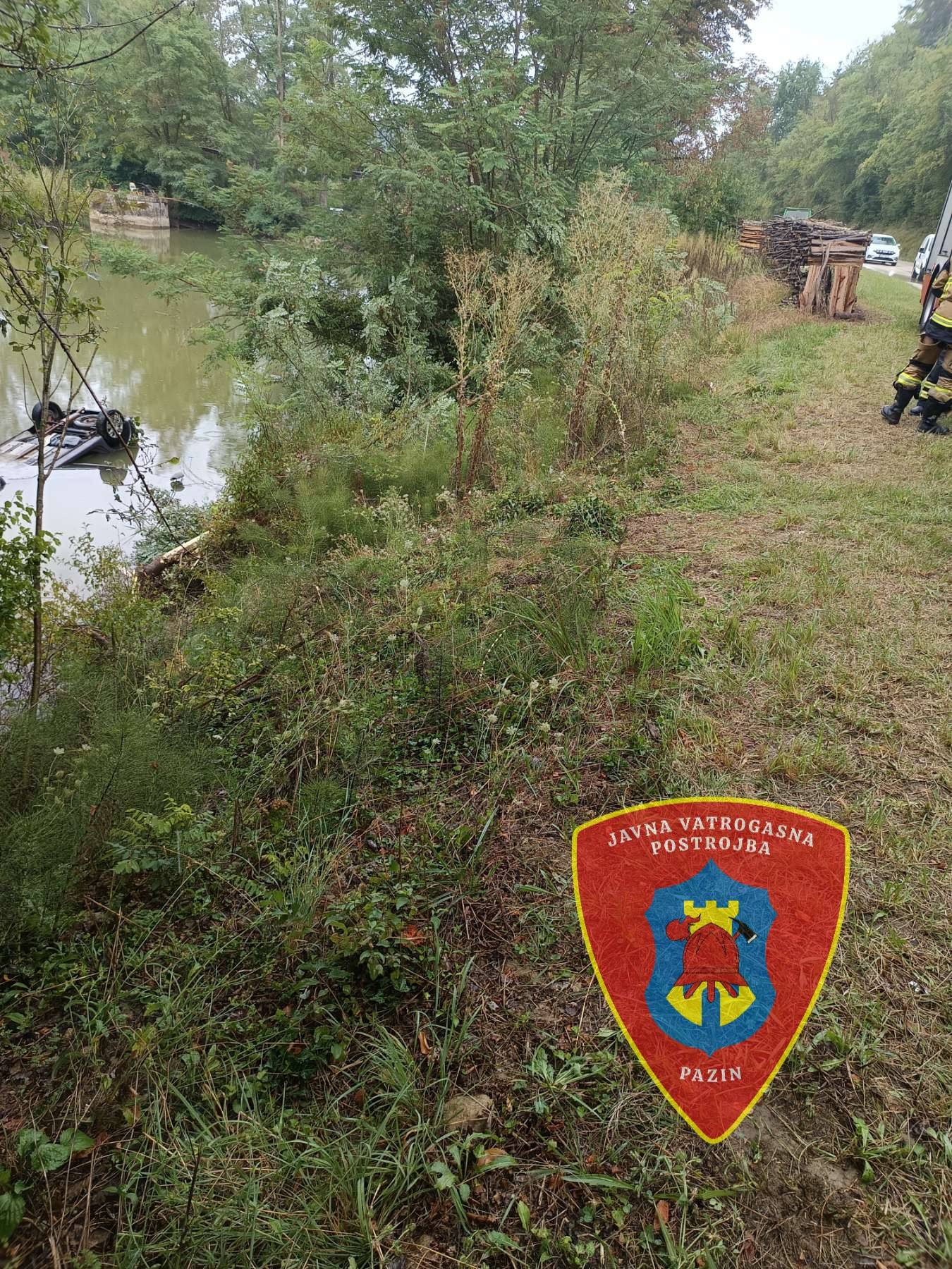 Pazin izlijetanje i prevrtanje vozila s ceste u lokvu2