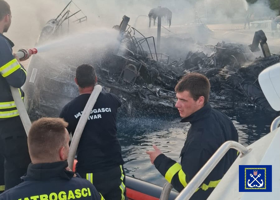 požar na moru, Vatrogasci Hvar