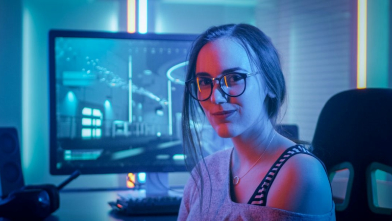 studentica, djevojka, zabava, kompjutror, gamer