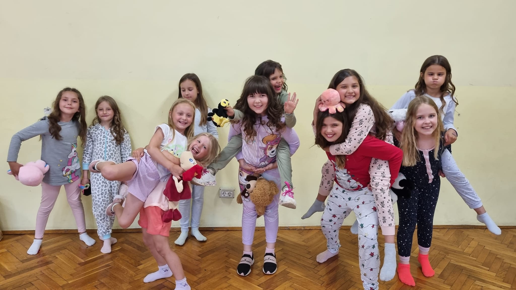 Plesomanija -Tena i cure