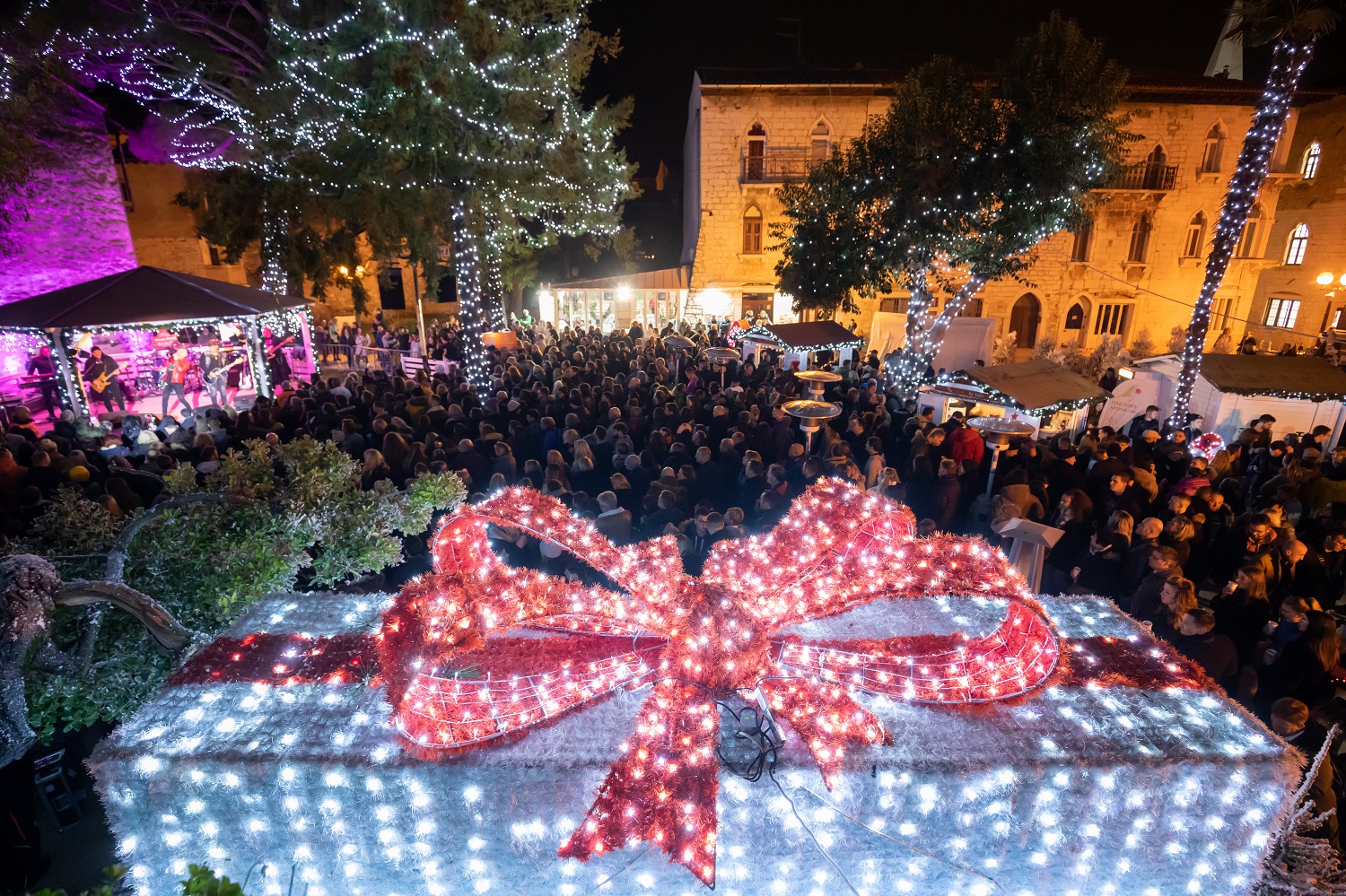 Advent Poreč -osvjetljeni trg
