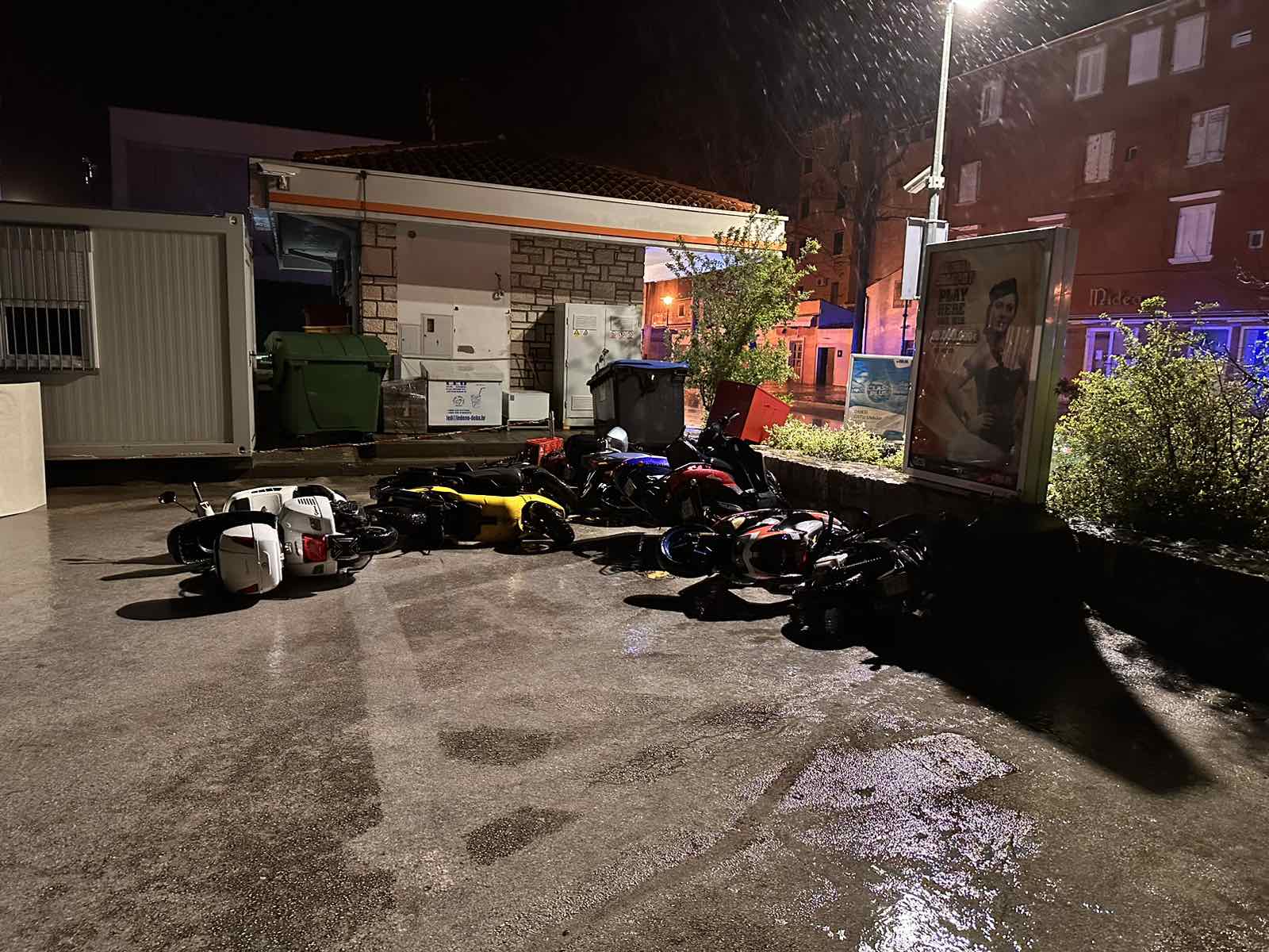 Vatrogasci Rovinj, intervencija, motori na podu