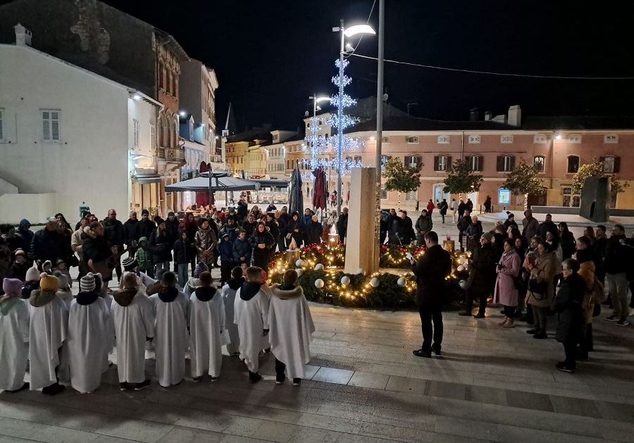 Advent Poreč 2024, trg, paljenje svijeće
