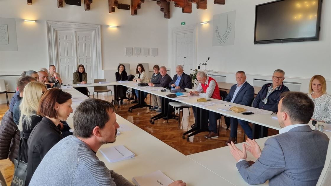 Poreč -udruge za stolom