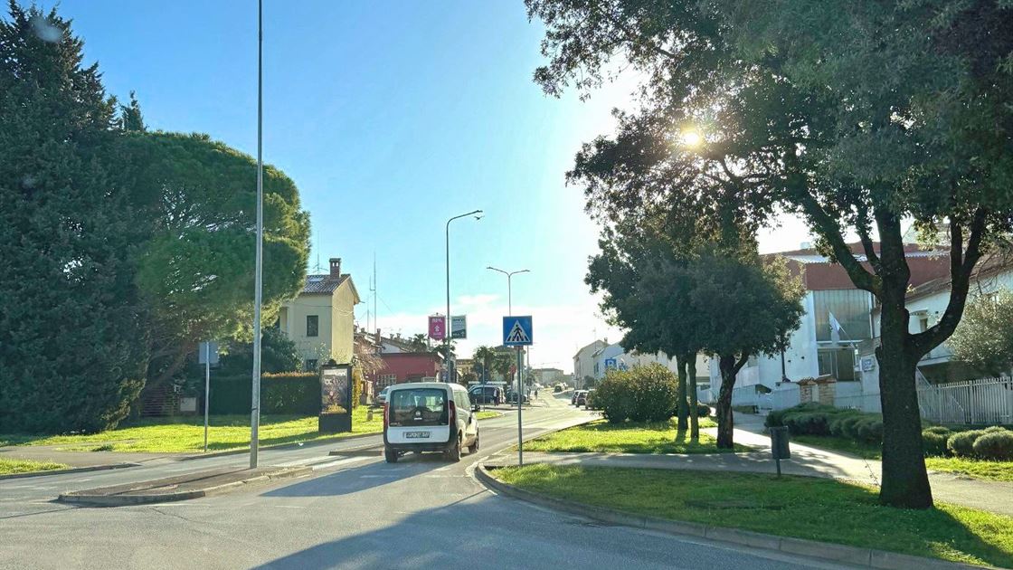 ekolo&scaron;ka rasvjeta, ulica, cesta, auto, zgrade, kuće