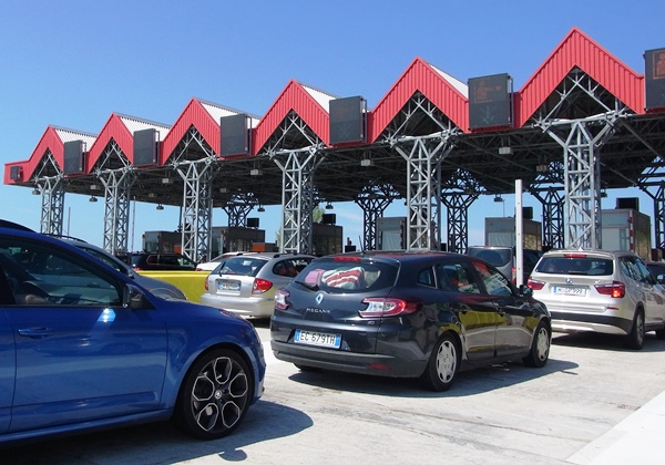Istarski Ipsilon naplatne kućice Buje -kolona