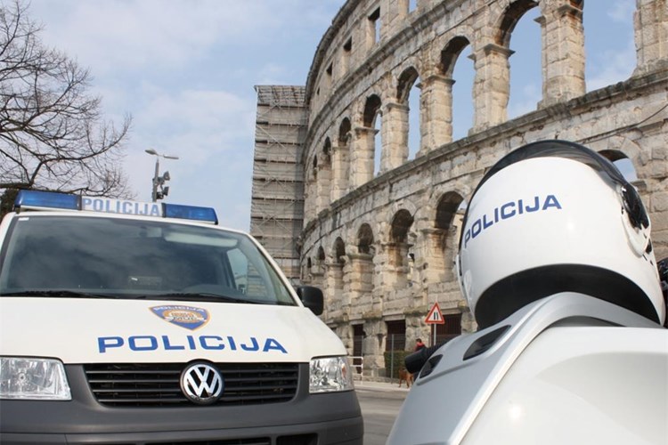 Policijski kombi, Arena, kaciga2