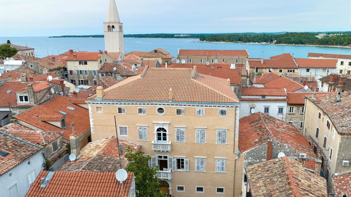 Poreč panorama, stari grad, krovovi, kuće, zgrade