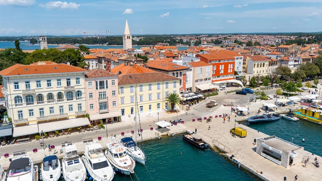 Poreč panorana, zgrade, more, barke