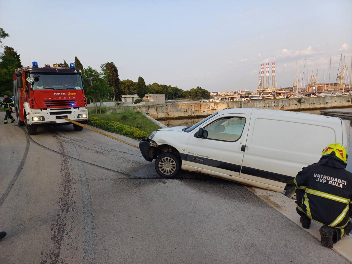 Pula izvlačenje vozila iz mora 504523597_1033800035517315_4660051446660614212_n