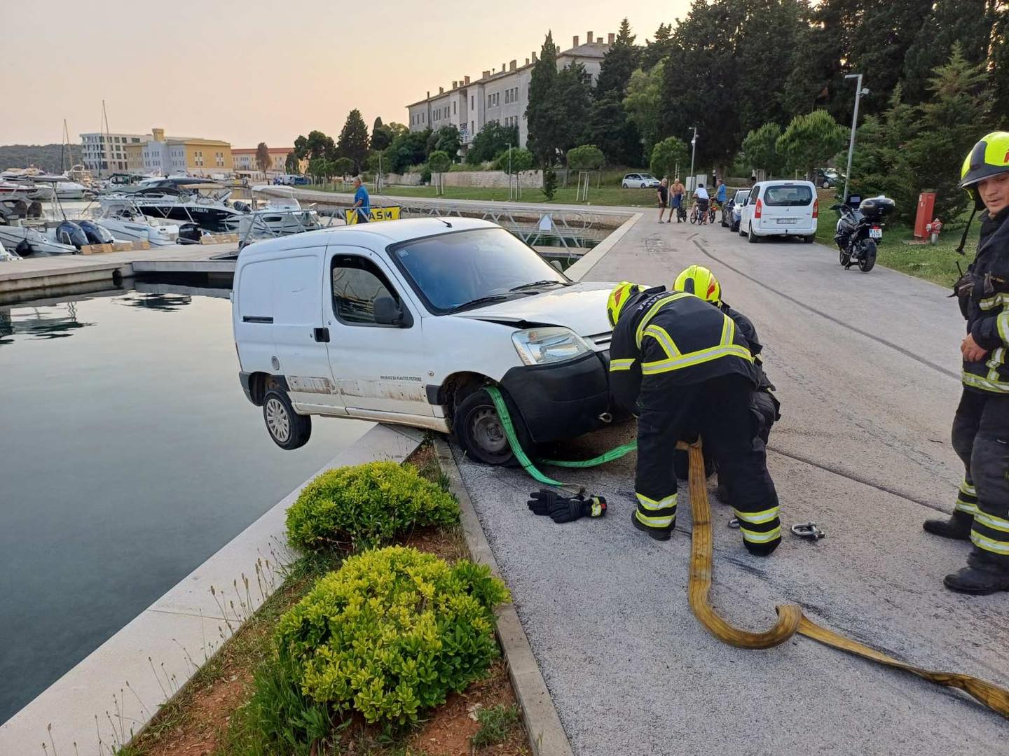 Pula izvlačenje vozila iz mora 504602279_1033800045517314_3344219327392251231_n