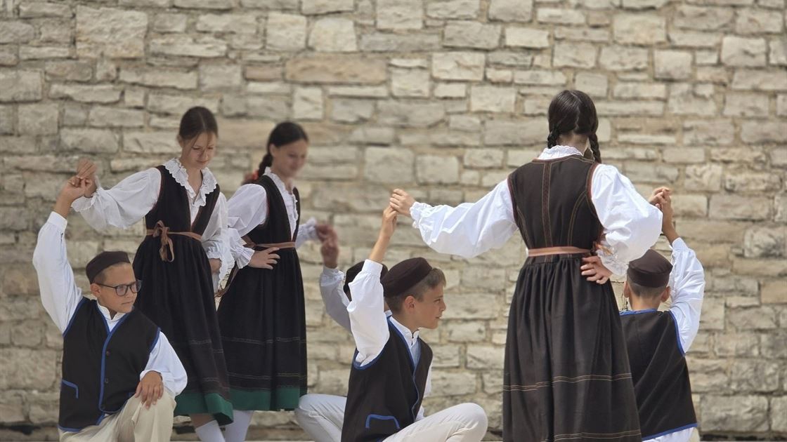 Ru&scaron;njak tradicionalni ples, djeca, folklor