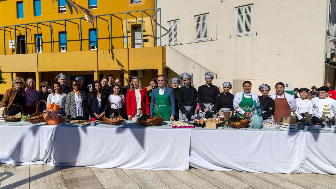 Uskrs u Poreču 2025-, Per&scaron;urić i učenici