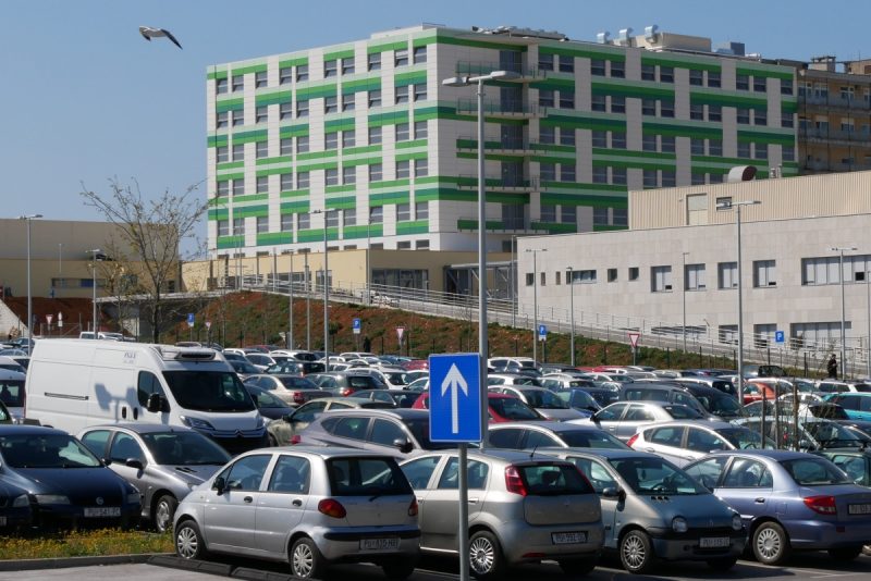 bolnica Pula izvana, parking