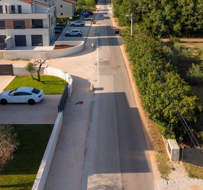 Poreč cesta, parking, zgrade, automobili, naselje