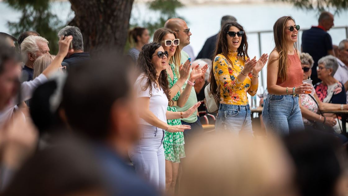 Poreč turisti, fe&scaron;ta, zabava, ples, ljudi