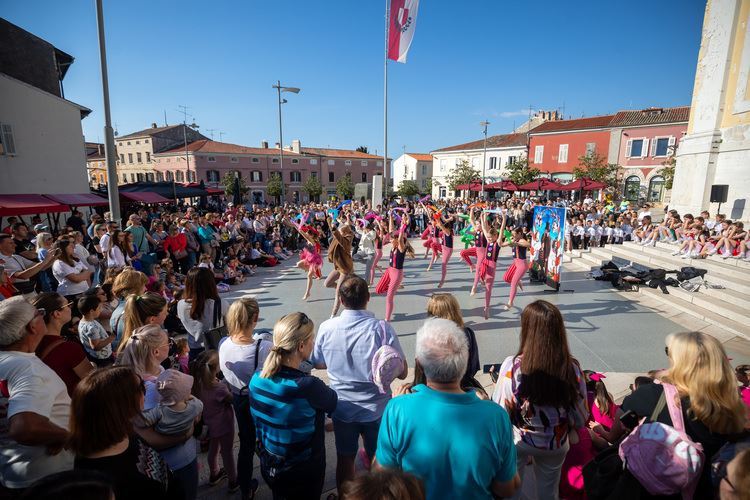 Poreč turisti, fe&scaron;ta, zabava, ples, ljudi1