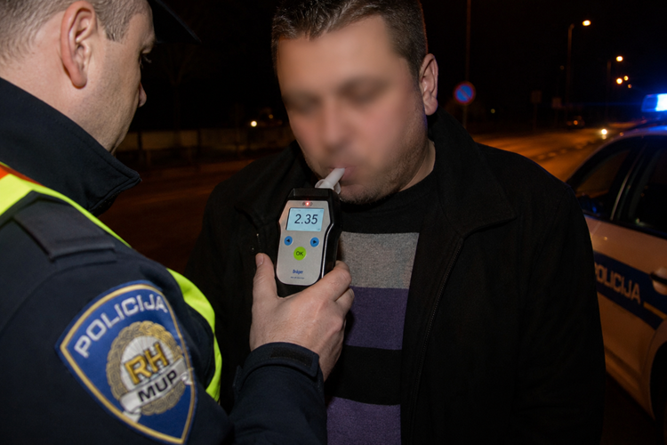 alkohol, alkotest, policija noć