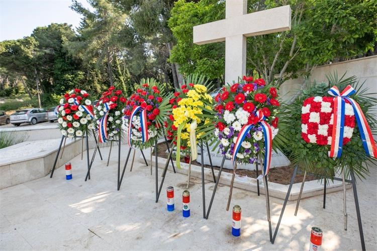 vijenci, svijeće, cvijeće, groblje