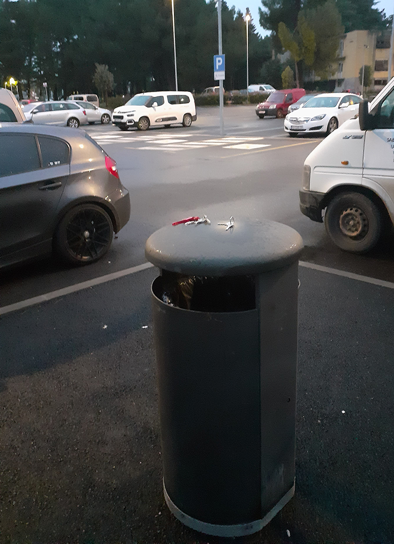 Novigrad izgubljeni ključevi, parking, kanta za smeće