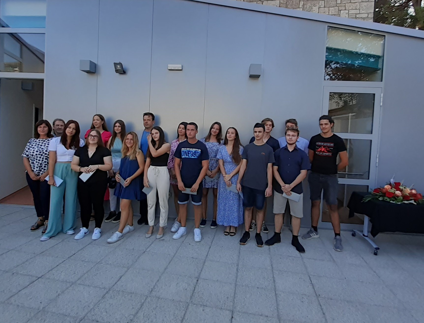 Novigrad, 26-08-2022-, nagrađeni odlični učenici, 20220826_181241