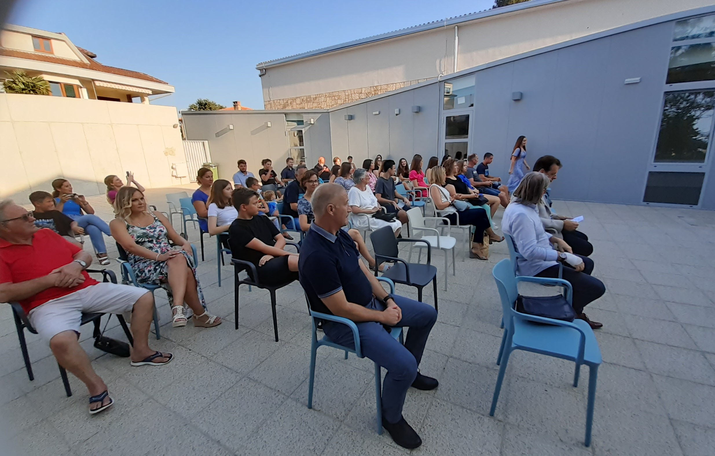 Novigrad, nagrađeni učenici, 26-08-2022-, publika, 20220826_181011