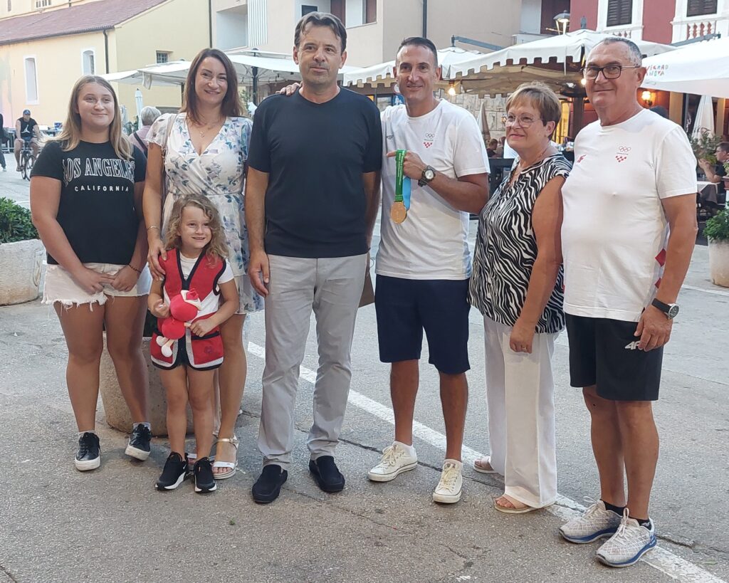 Cernogoraz -s obitelji