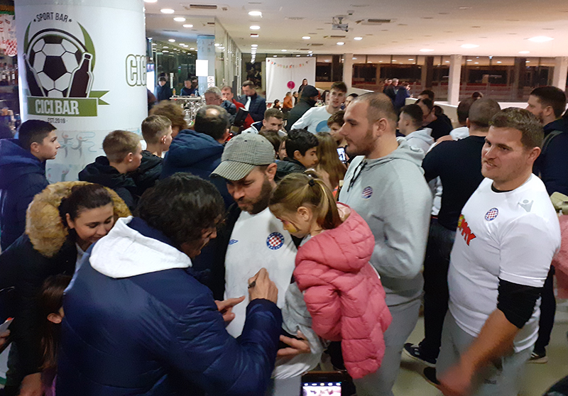Hajduk u Novigradu -Krovinović u dvoranii