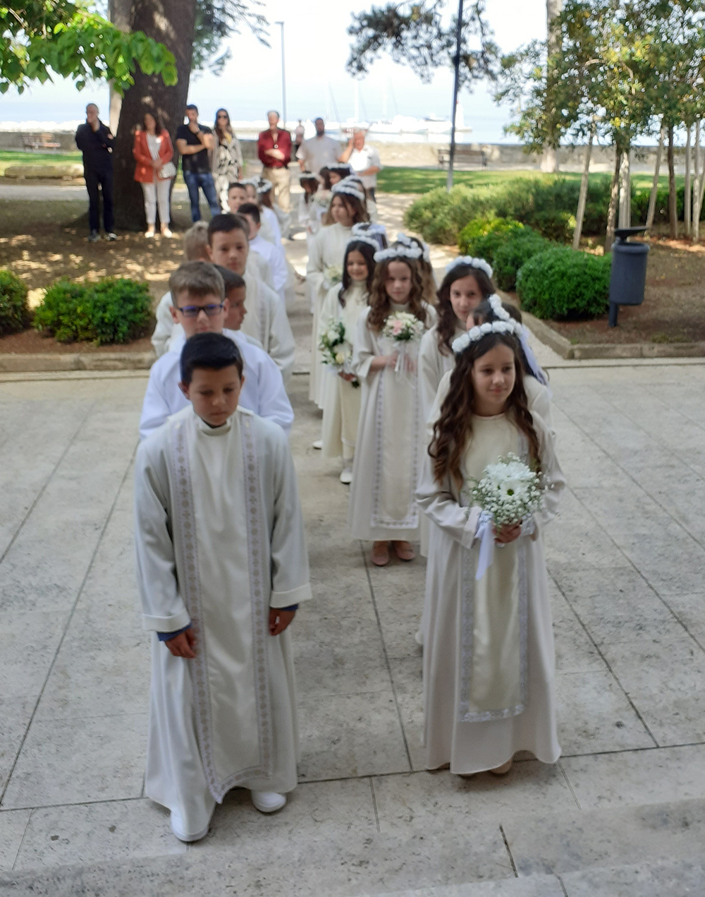 Lara i Tena na prvoj pričesti 2, 7-5-2023