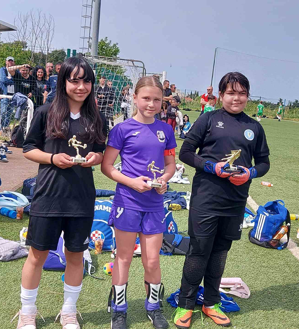 1- Novigrad cup -Lara s ostalim curama i peharima