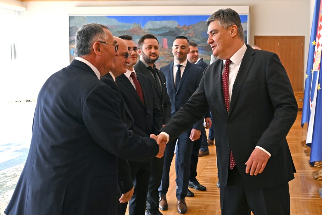 Cernogoraz kod Milanovića 1 