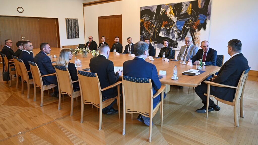 Cernogoraz kod Milanovića 2 