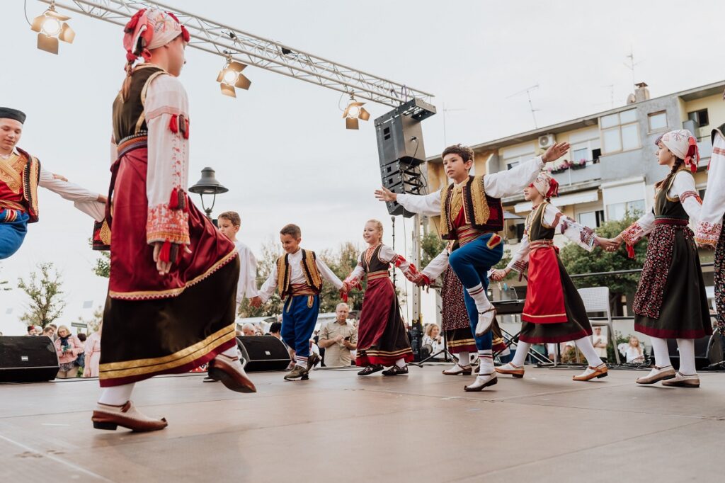 Novigrad Festival multikulturalnosti, djeca ple&scaron;u