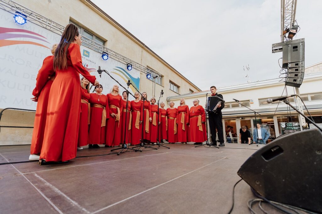 Novigrad Festival multikulturalnosti, zbor crveni