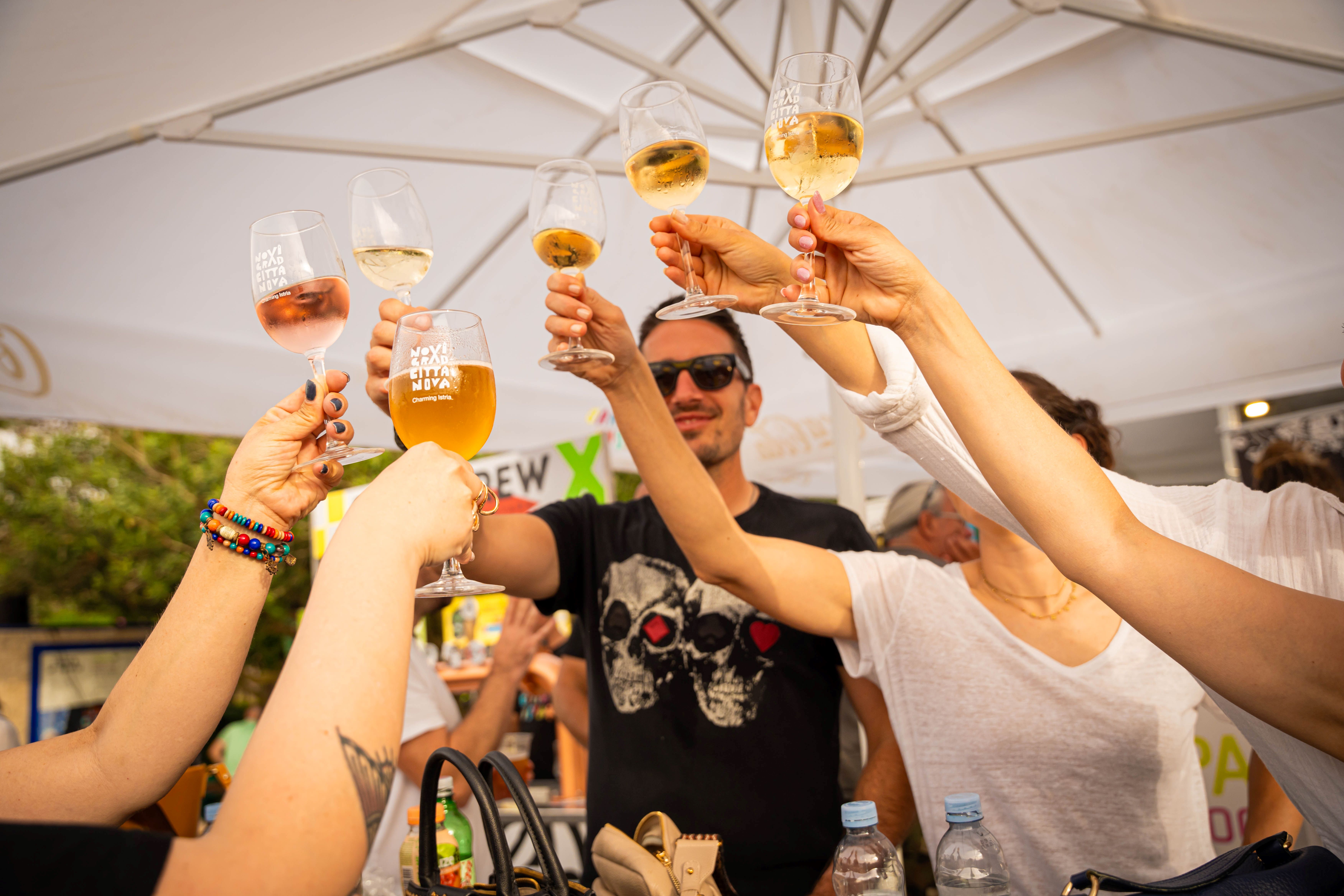 Park food ferst Novigrad, vino u ča&scaron;ama