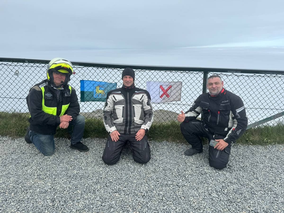 novigradska zastava na Nordkapu tri motorista