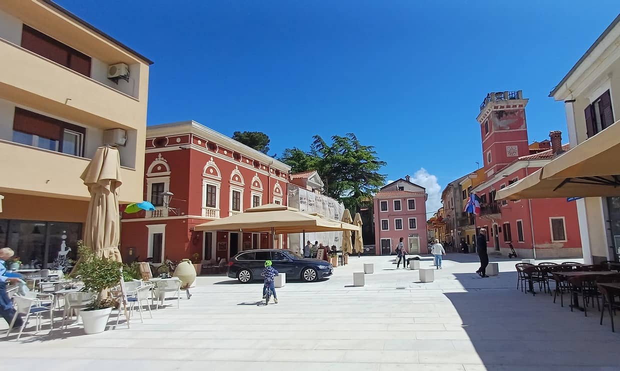 Novigrad Veliki trg, kafići, gradska uprava NOVO