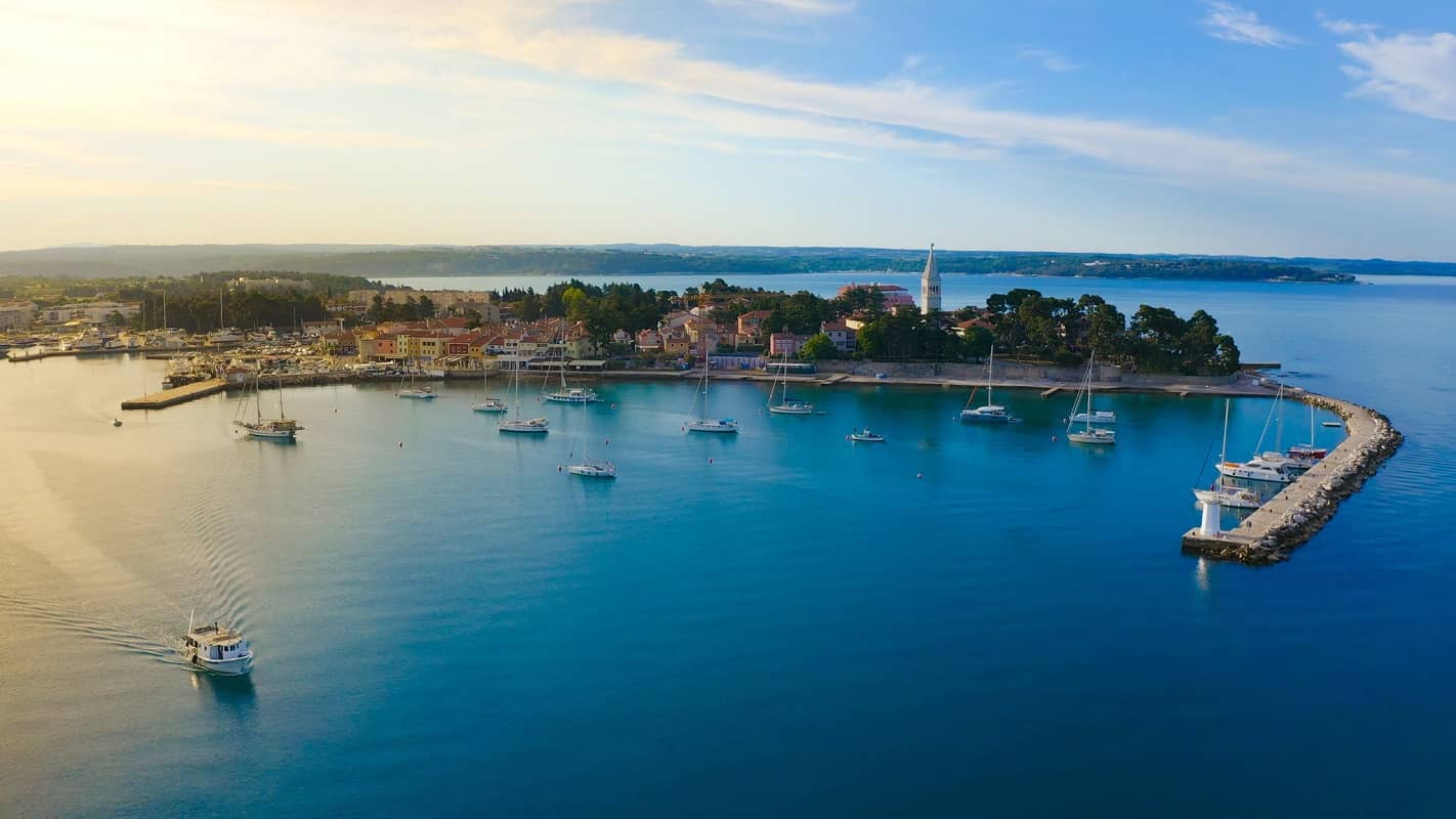 Novigrad panorama, more, barke, obala